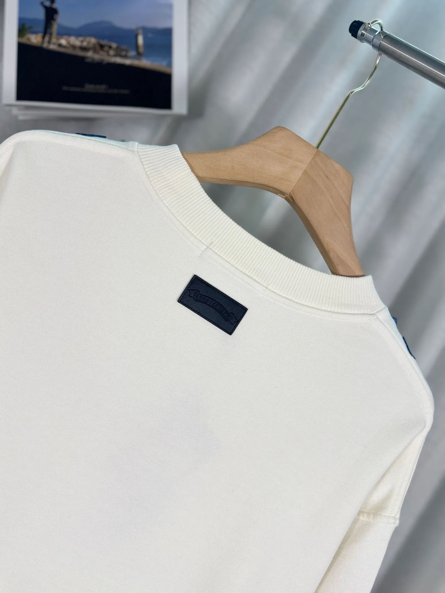 P260 top version, real shot without P, ​​different from market currency) 𝗖𝗵𝗿𝗼𝗺𝗲 𝗛𝗲𝗮𝗿𝘁𝘀/Cro Heart 2025 washed patch embroidery autumn and winter new original single counter American laser burnt 3D three-dimensional color embroidered couple casual sweatshirt 👑The highest version! Customized fabric 420g tripe terry fabric! American acid-washed and distressed original fabric laser burnt ✟appliqué embroidery and exquisite embroidery of letters! The best-selling model in the counter, very comfortable to wear. Accessories: original molded and authenticated collar label➕100% silk wash label. Genuine purchase-grade original hangtag➕matching hanging rope➕3D hanging beads➕original packaging bag. Craftsmanship: The original version has consistent wiring! The highest version of the armhole matching technique! Color: White Black Size: S M L XL Style No.: 9313